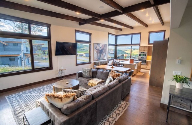 Grandview Mountain Retreat - Pet Friendly, Spectacular Views!