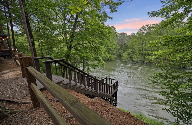 Waterfront Kabine mit Whirlpool, Feuerstelle, Deck & Mt. Zugang zum Fork River