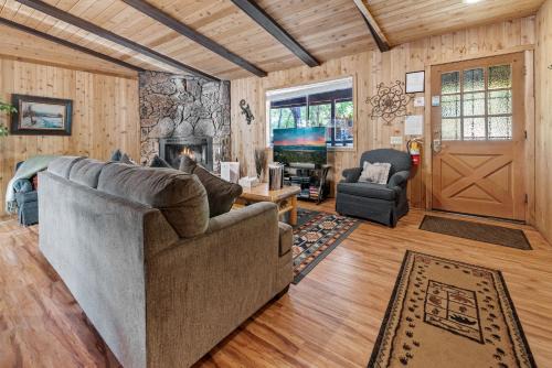 Granny's Love Shack - TRANQUIL RETREAT STEPS AWAY FROM THE NATIONAL FOREST!