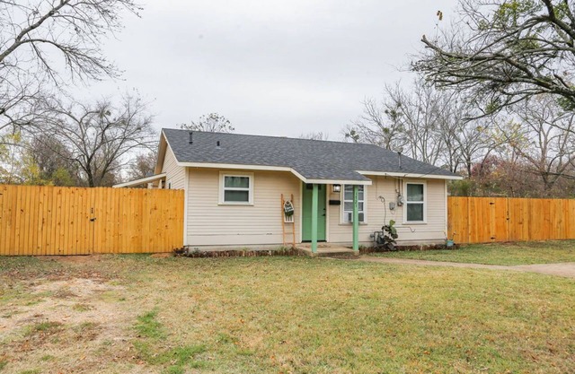 Granny’s House-A Groovy Getaway with Poker Shed! Walk to Walker Disc Golf Park!