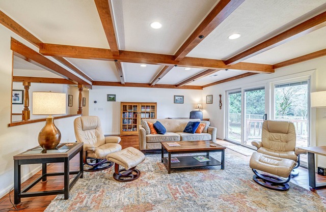 Grants Pass Vacation Rental Home: Deck + Views!