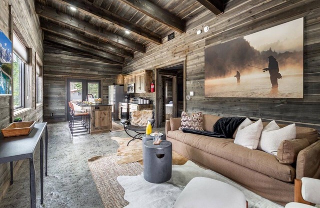 Grasshopper Escape Cozy 2BR Cabin, BBQ, Firepit, Walk to River Access, 30m YNP,