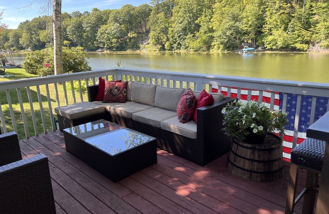 Grassy Waters- Charming cottage on Goodyear Lake, fire pit