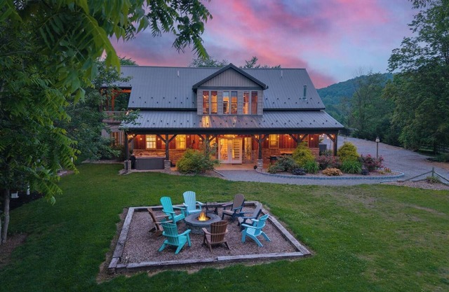 Upscale Cabin on 20 acres, Hot Tub, Game Room.