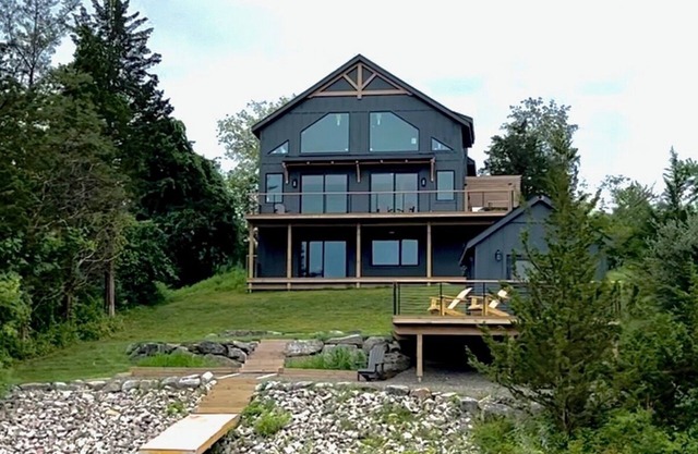 Gray Owl Lodge: A Brand New Lakefront Retreat in the Catskills, 15mins to Hudson