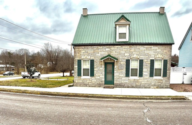 Gray Stone Guest House- Whole House Rental