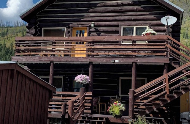 Great 1 bedroom apartment in Cooke City