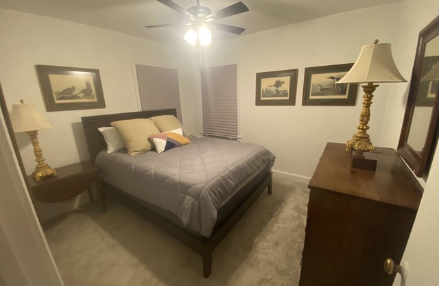Great 2-bedroom house for Gamedays of a Family getaway! Only 2.8 miles to BDS!