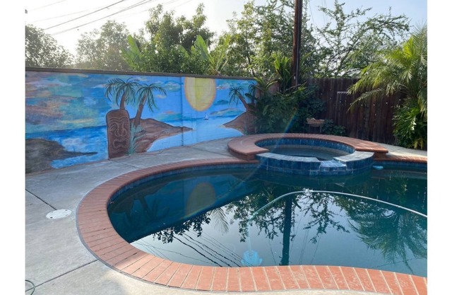 Great 3 bedroom 2 bath single family home close to Disneyland.