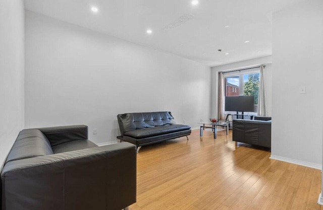Great 3BR 2.5Bath near Square One!!