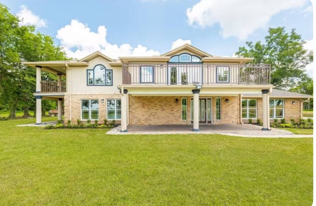 Great 5 Bedroom Bungalow Sitting in 3 Acre Lot