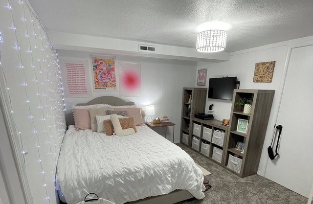Great 6 bedroom family size home!