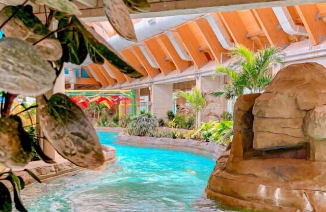 Great Amenities! 4 Big Units! Waterparks, Pools & Spa, Playground, and Arcade!
