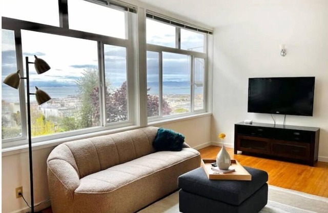 Great Bay Views in Russian Hill
