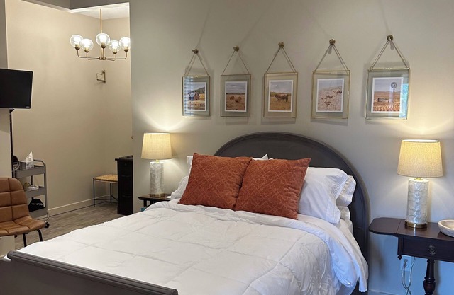 Great bedroom with private bathroom & Lounge above a local Diner