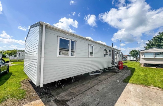 Great caravan with central lounge & WiFi at Broadland Sands, Suffolk ref 20070BS