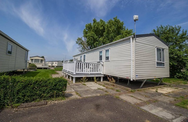 Great caravan with decking Southview Holiday Park in Skegness ref 33002V
