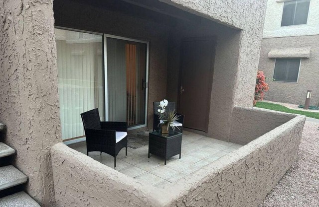 Great condo fitting 5, clean and close to paradise village mall