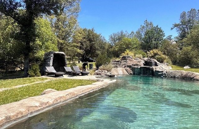 Great Cozy 2-bedroom rv with WiFi, AC in Nevada City, awesome pool and hot tub!