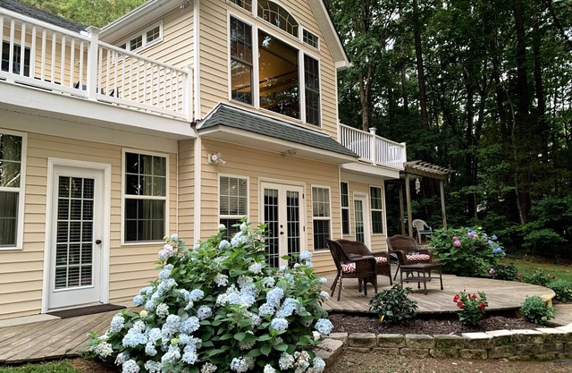 Great Creek Quiet Waterfront Lake Escape