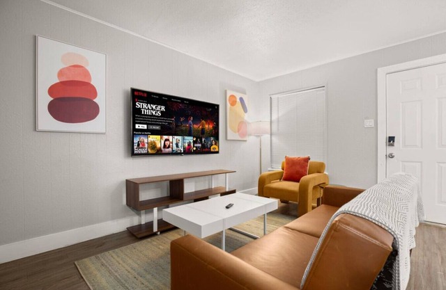 Prime Crestview Stay! In-Unit Laundry + Parking!