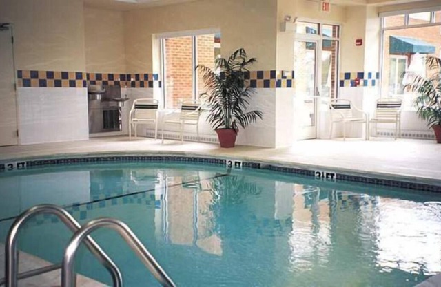 Great Deal! 4 Comfortable Units, Indoor Pool and Hot Tub, Near Kimo Theater!