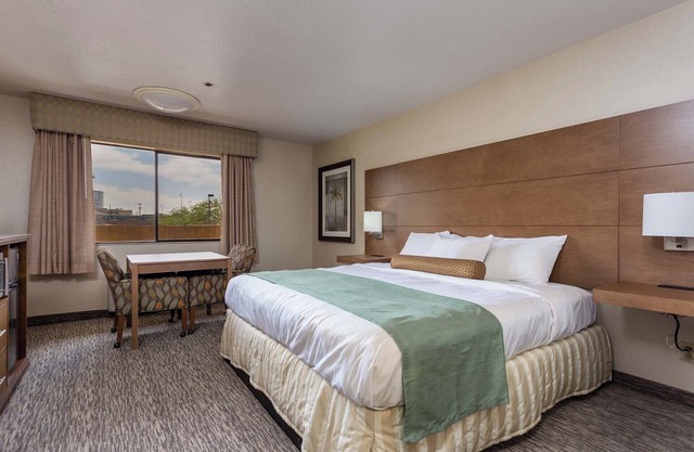 GREAT DESERT STAY! COMFY AND MODERN UNIT, POOL, PARKING AND POOL
