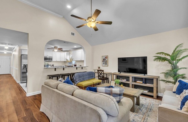 Great Downtown 4BR | 8 Beds + Foosball Fun