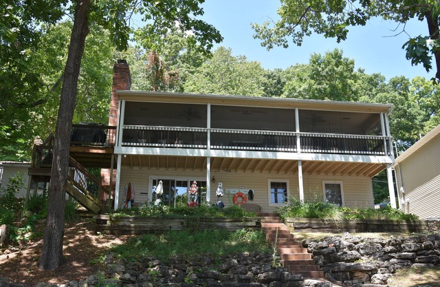 Great family retreat! Lakefront, 4bed/2Ba, quiet cove & private dock