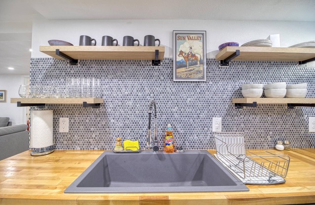 Great Find! 2 Bedroom Oasis with Office Setup
