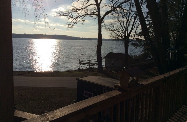 Großes Schlafzimmer mit schöner Aussicht auf den See Unabhängigkeit