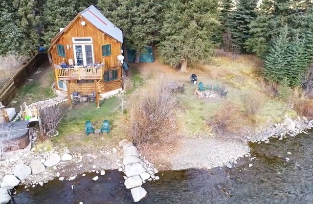 Toller Angelplatz, 11 km von CB entfernt. Private Hütte am Fluss, die hundefreundlich ist