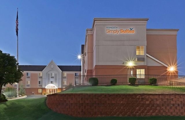 Great for a Family Getaway! Hotel Close to Oklahoma City Zoo! Pet Friendly!