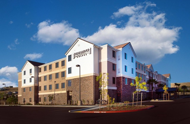 Great for Business Travelers! King Suite with Free Breakfast + Shared Pool & Gym