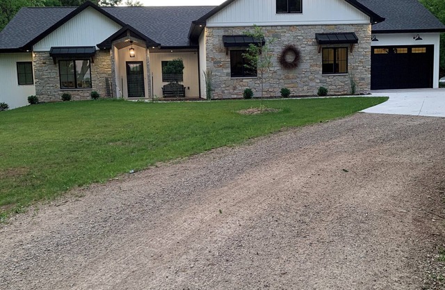 Great for entertaining 5 bedroom spacious home 17 miles from Lambeau Field.