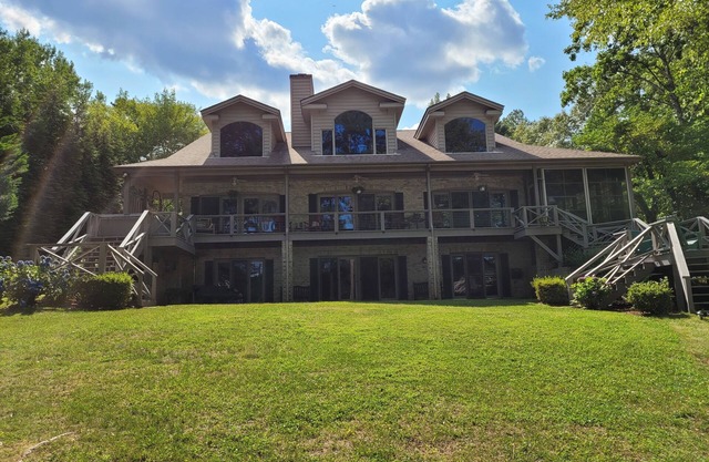 GREAT for FAMILIES, beautiful waterfront, kayaks, firepit, pool table, & more!