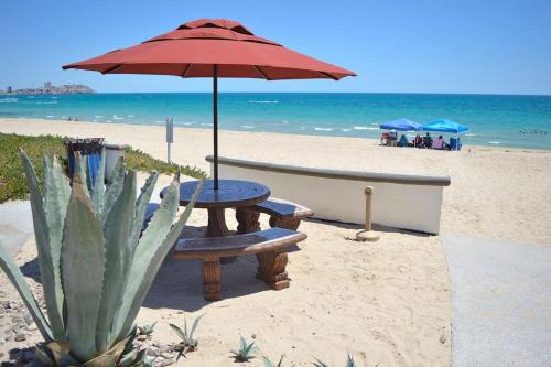 Great for Families 5 Bedroom on Sandy Beach