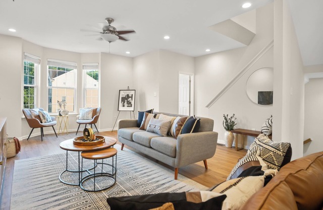 Spacious 4-bedroom with workstations and fast WiFi