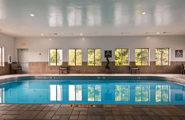 Great for Group Travel, 3 Serene Units, Free Breakfast, Free Parking, Pool