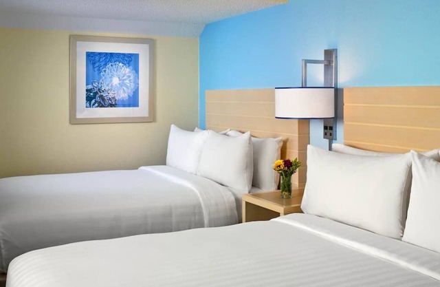 Great for Groups! 4 Spacious Units, Kitchen, Pool, FREE Parking & Breakfast!