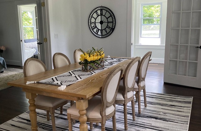 Great Getaway! Exceptional Home. Walking distance to The Christmas Tree Shoppe