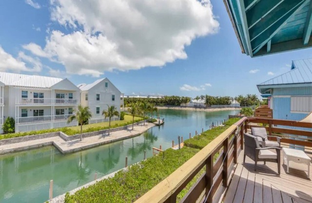 Great house and dock with close access to the Atlantic Ocean VACA-23-415
