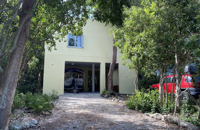 Great house at walking distance from the ocean. Key Largo-Tavernier.