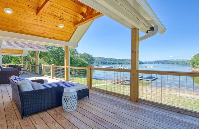 Great Lake Escape - by Chatuge Home Concierge Lakefront, private dock with boat slip, hot tub, fire pit