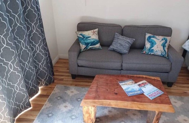 Great little beach house. County License# 6012116