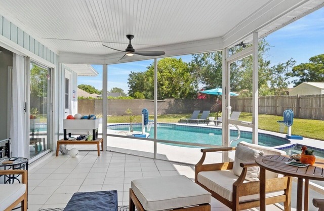 Great Location, 10 Mins to Beach, Vero Pool House