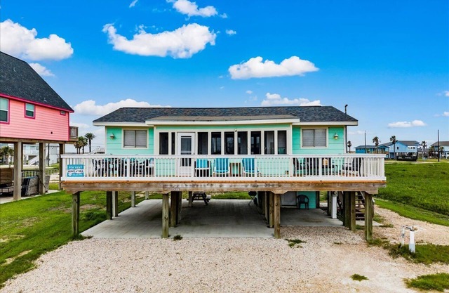 Great Location! Beach & Bay Views, with easy access to both. Drive to Galveston.