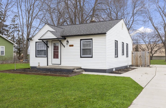 Great Location! Cozy Home with Huge Backyard