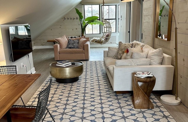 Great Location! Cozy Two Bedroom Apartment in the Heart of Middlebury
