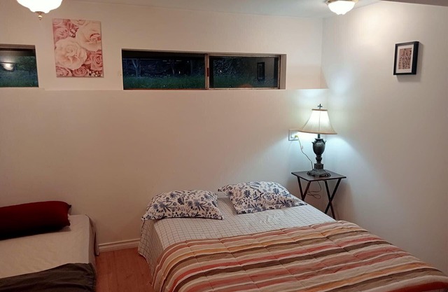Great Location, Family Room for 6 Near Guildford Town Center, Surrey!